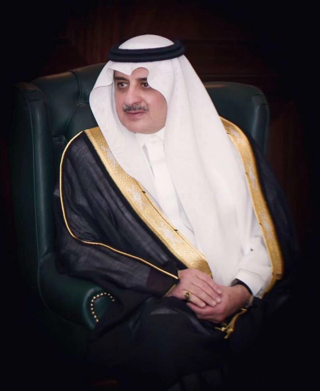 أمير تبوك يواسي أسرة الفوزان في وفاة والدهم