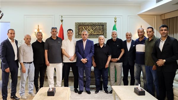 محافظ الإسماعيلية يلتقي وفدا من قدامى لاعبي الدراويش لبحث مقترحات دعم النادي