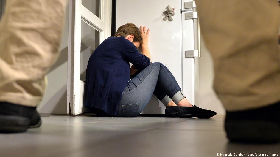 معَنَّفات على "الخط الساخن".. تصاعد العنف ضد المرأة بألمانيا