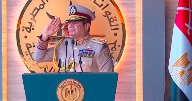 الرئيس السيسى يطلب سلام الشهيد قبيل كلمته بافتتاح مقر القيادة الاستراتيجية