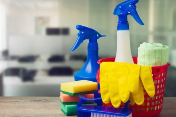 المنظفات المنزلية.. تهديد خفي لحياة الأطفال