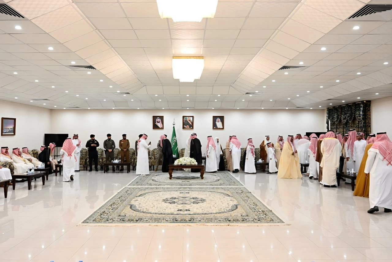 محافظ الجبيل يشارك الأهالي فرحة العيد ويطمئن على المرضى