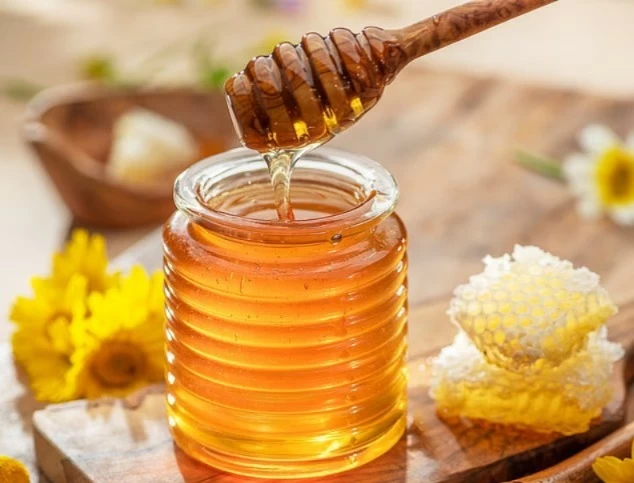 العسل مقابل السكر الأبيض.. ما الأقل في السعرات والأفضل غذائيّاً؟
