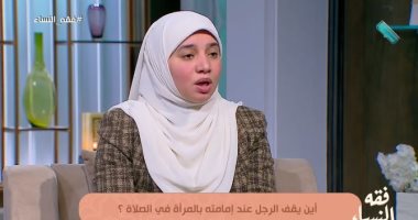 أين تقف المرأة خلف الرجل في الصلاة؟