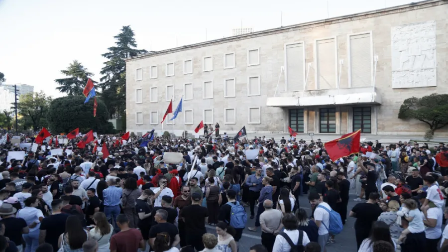 آلاف الألبان يتظاهرون ضد مشروع سياحي مرتبط بجاريد كوشنر وزوجته إيفانكا