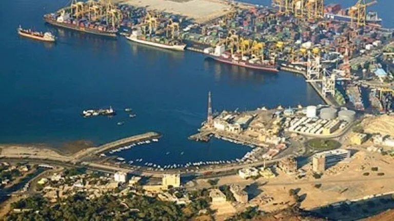 حرب إيران.. الإمارات تتعامل مع مقذوفات استهدفت ميناء خورفكان