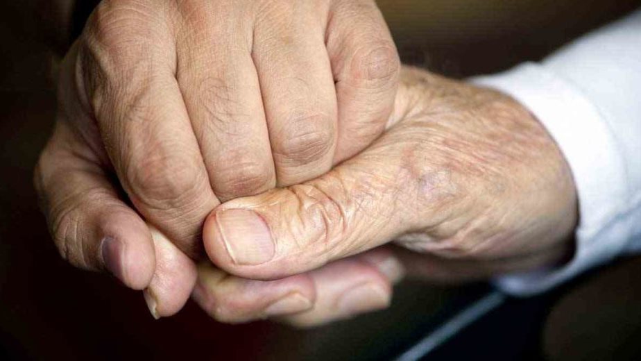 الحبس والغرامة تصل حتى 5 سنوات.. نص جديد يحمي «كبار السن» من الاستغلال