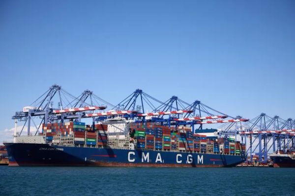 رغم رسوم ترامب.. العجز التجاري الأمريكي يرتفع الى مستوى قياسي