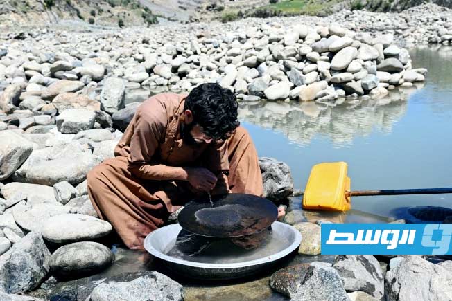 «غبار الذهب».. ملاذ الأفغان الأخير لمواجهة البطالة في منحدرات الجبال