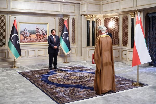 سفير سلطنة عُمان يقدم أوراق اعتماده إلى رئيس المجلس الرئاسي الليبي