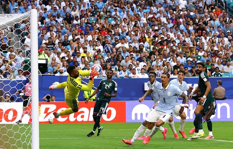 قائد الأوروغواي وريال مدريد ينحني أمام إبداع العويس
