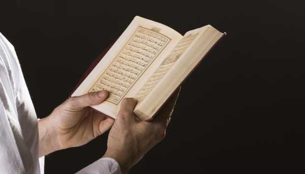 ما حكم قراءة المرأة المستحاضة للقرآن؟