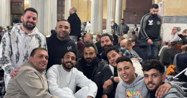 شاهد إبراهيم سعيد يؤدى صلاة الفجر فى مسجد الحسين بصحبة كهربا