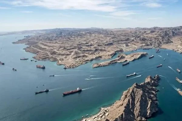 أميركا تنفي تعرض أي سفن من بحريتها لضربات بمضيق هرمز