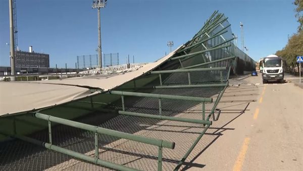 انهيار جزء من جدار في المدينة الرياضية ببرشلونة بسبب الرياح (فيديو)