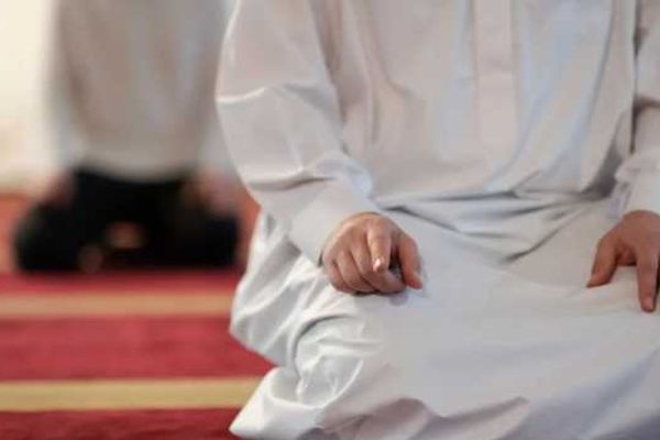دار الإفتاء: المصافحة بعد الصلاة مباحة ومستحبة لما فيها من مودة