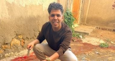 عمر كمال يوثق لحظة ذبح أضحيته ويدعو: «اللهم منك وإليك تقبل»