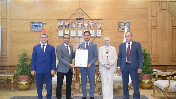 رئيس جامعة بنها يتسلم شهادات الأيزو لاعتماد الإدارة والمدن الجامعية