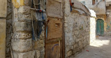 سيد درويش الغائب الحاضر فى شوارع كوم الدكة بالإسكندرية.. احتفالية كبرى بمولد فنان الشعب لإحياء ذكراه بمسقط رأسه.. جرافيتى بطول الشارع وعلى المقاهى والمحلات..فقرات لإلقاء الشعر والغناء لأشهر ألحانه