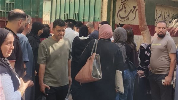 وسط تعزيزات أمنية، أولياء الأمور ينتظرون أبناءهم أمام لجان الشهادة الإعدادية بالدقهلية