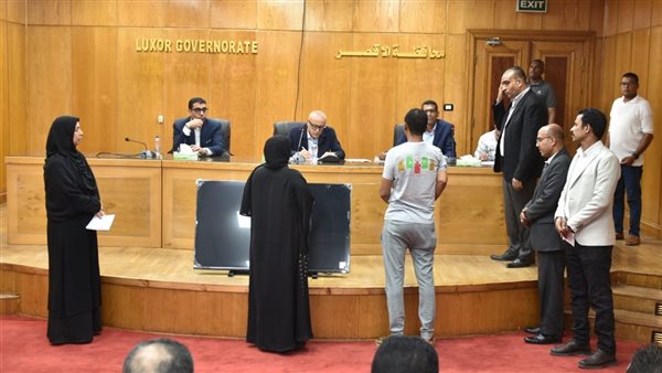 محافظ الأقصر ونائبه يشهدان لقاء اليوم المفتوح مع المواطنين