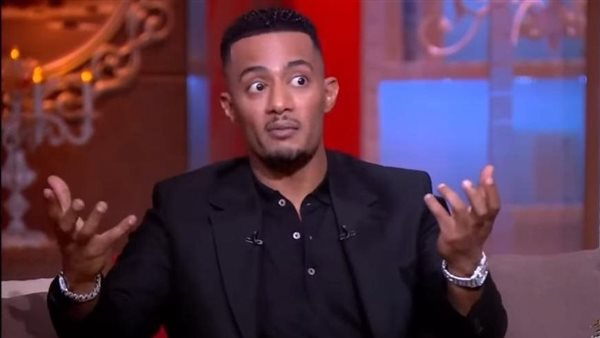 محمد رمضان يرتدي ساعة وأسورة ألماظ مع عمرو أديب: "أنا أحسن من النجم الأمريكاني"