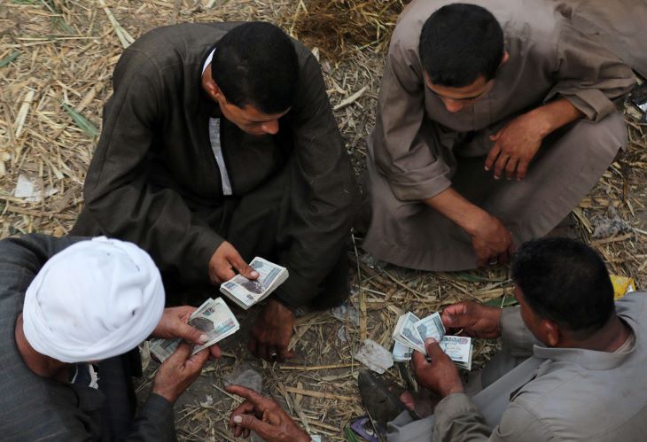 المصريون يغرقون بدوامة تطبيقات التمويل الاستهلاكي… أقساط وفوائد وغرامات