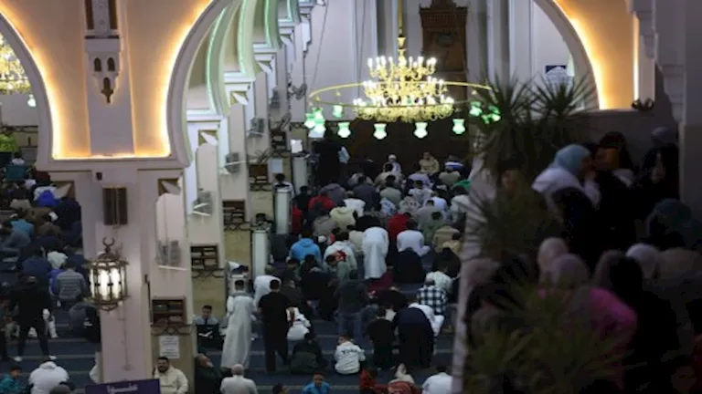 صور توافد المواطنين لصلاة العيد بمسجد الصديق بشيراتون