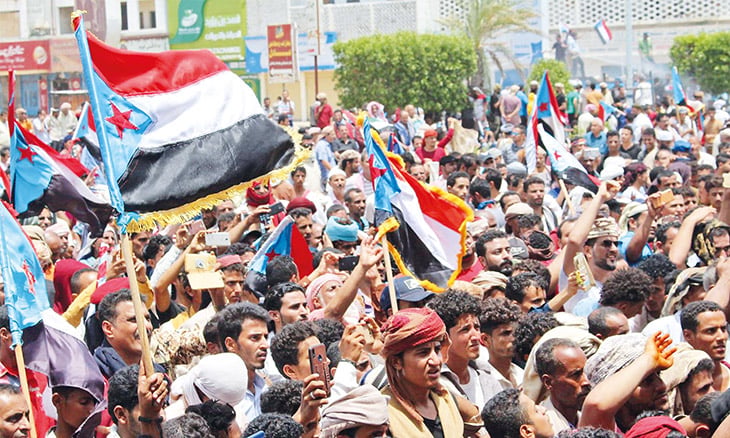 وسط دعوات لـ«طي صفحته»: «الانتقالي» يرفض الحظر المالي ويحشد في عدن وحضرموت