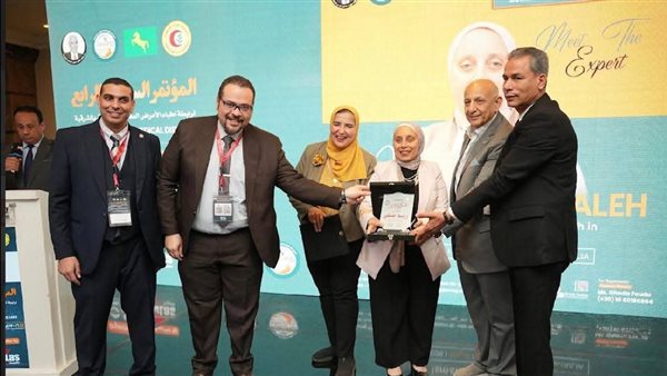 تكريم وكيل وزارة الصحة بالإسماعيلية في المؤتمر السنوي الرابع لرابطة أطباء الأمراض المعدية والحميات بالشرقية