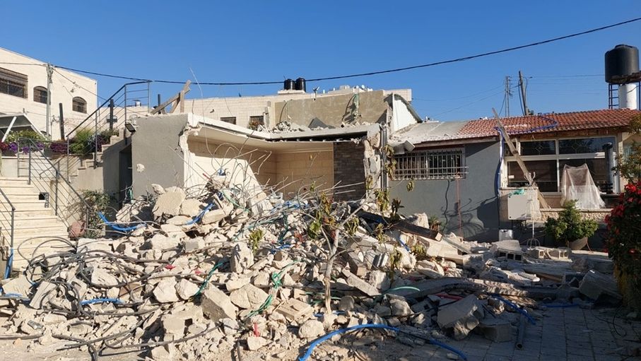 الاحتلال يجبر عائلة على هدم منزلها شمال القدس