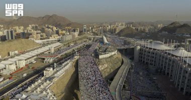 حجاج بيت الله الحرام يرمون جمرة العقبة يوم النحر