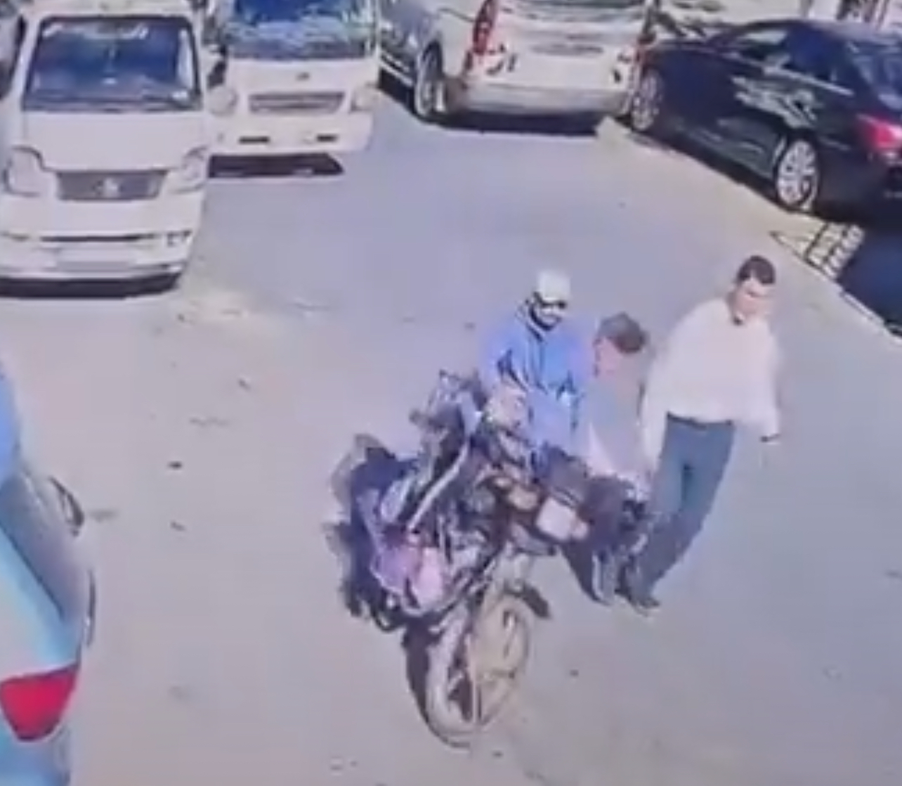 لحظة تنفيذ عملية سلب في وضح النهار بدمشق(فيديو)