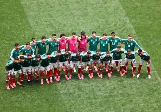 أحذية اللاعبين الوردية تثير الجدل في افتتاح كأس العالم!