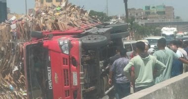 انقلاب سيارة نقل بطريق بلبيس الزقازيق بسبب الحمولة الزائدة