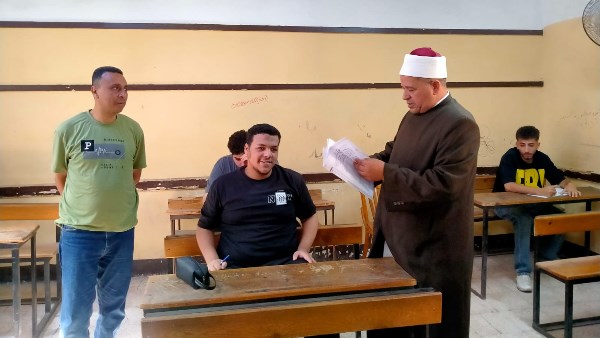 رئيس القليوبية الأزهرية يتابع امتحان البلاغة ويشدد على توفير أقصى درجات الراحة للطلاب