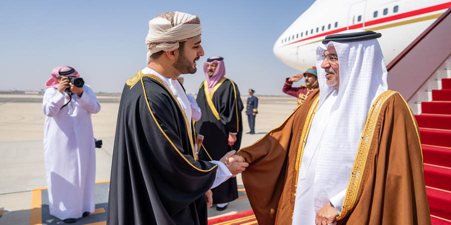 وليُّ عهد مملكة البحرين يصل إلى البلاد