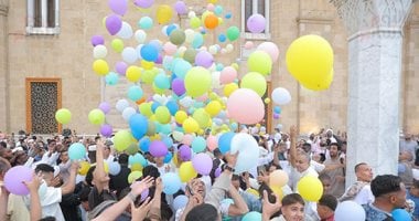 فرحة العيد.. العائلات يحتفلون بعيد الأضحى أمام مسجد الحسين