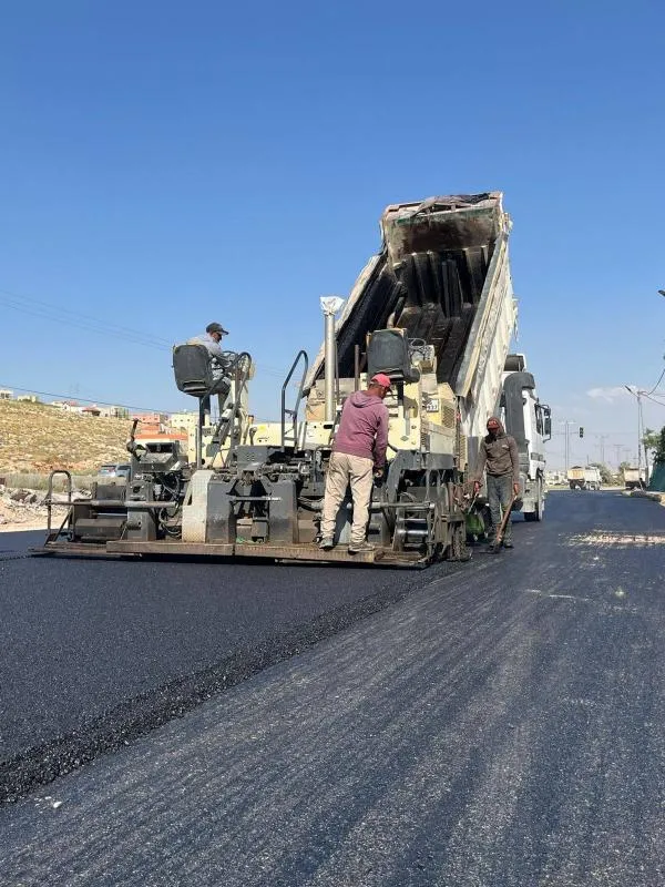 بلدية بني عبيد تنفذ تحسينات مرورية بمحيط مسجد ظفار لتعزيز السلامة وانسيابية السير