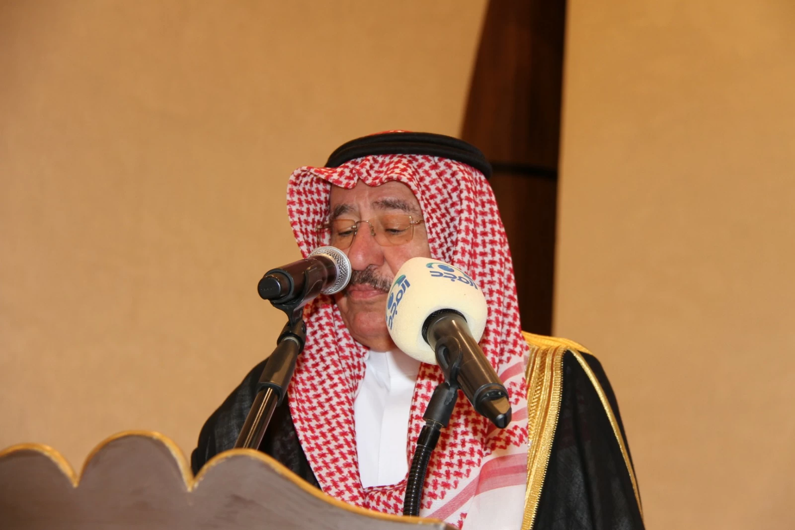 الدكتور إبراهيم المهنا لـ«عكاظ»: 6 تحديات تهدد موثوقية الإعلام ومصداقيته في عصر الذكاء الاصطناعي