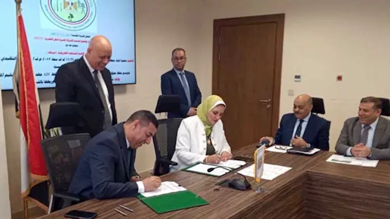 "نقل الكهرباء" توقع عقد إنشاء محطة بني خالد وتوسعة محطة سمالوط