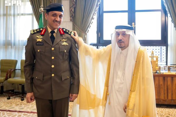 أمير الرياض يقلد قائد القوة الخاصة بأمن قصر الحكم ومساعده رتبتيهما الجديدتين