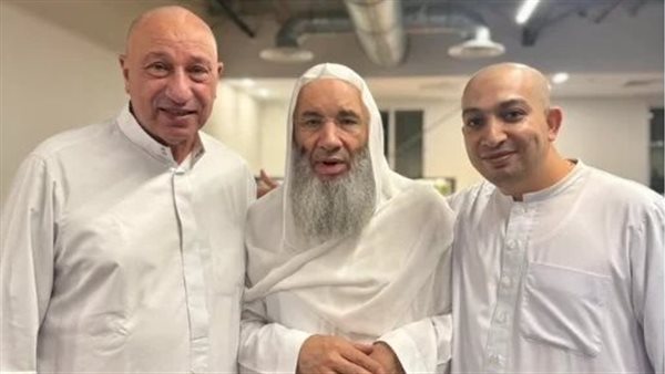 صورة من مكة تثير تفاعلًا واسعًا.. محمود الخطيب ومحمد حسان يجتمعان خلال أداء مناسك الحج