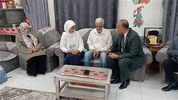 بعد واقعة "كيس الفول"، وكيل التعليم ببني سويف يلتقي الطالبة لدعمها معنويا