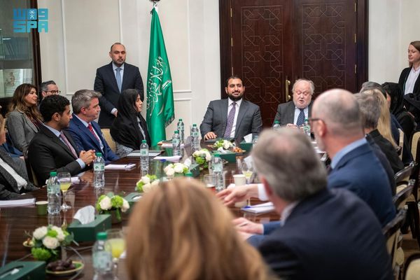 سفير المملكة لدى بريطانيا يشارك في جلسة نقاش حول الاستثمار في التعليم