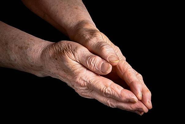 دراسة تكشف الرابط الخفي بين الطفرات الجينية وساعة الشيخوخة البيولوجية