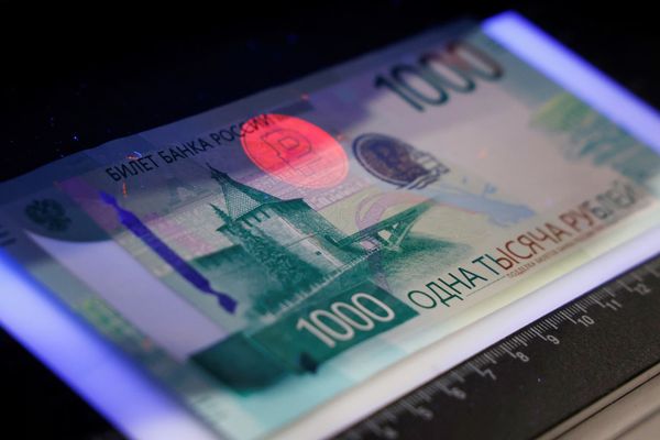 المركزي الروسي يُخَفِّض سعر صرف الروبل أمام العملات الرئيسة