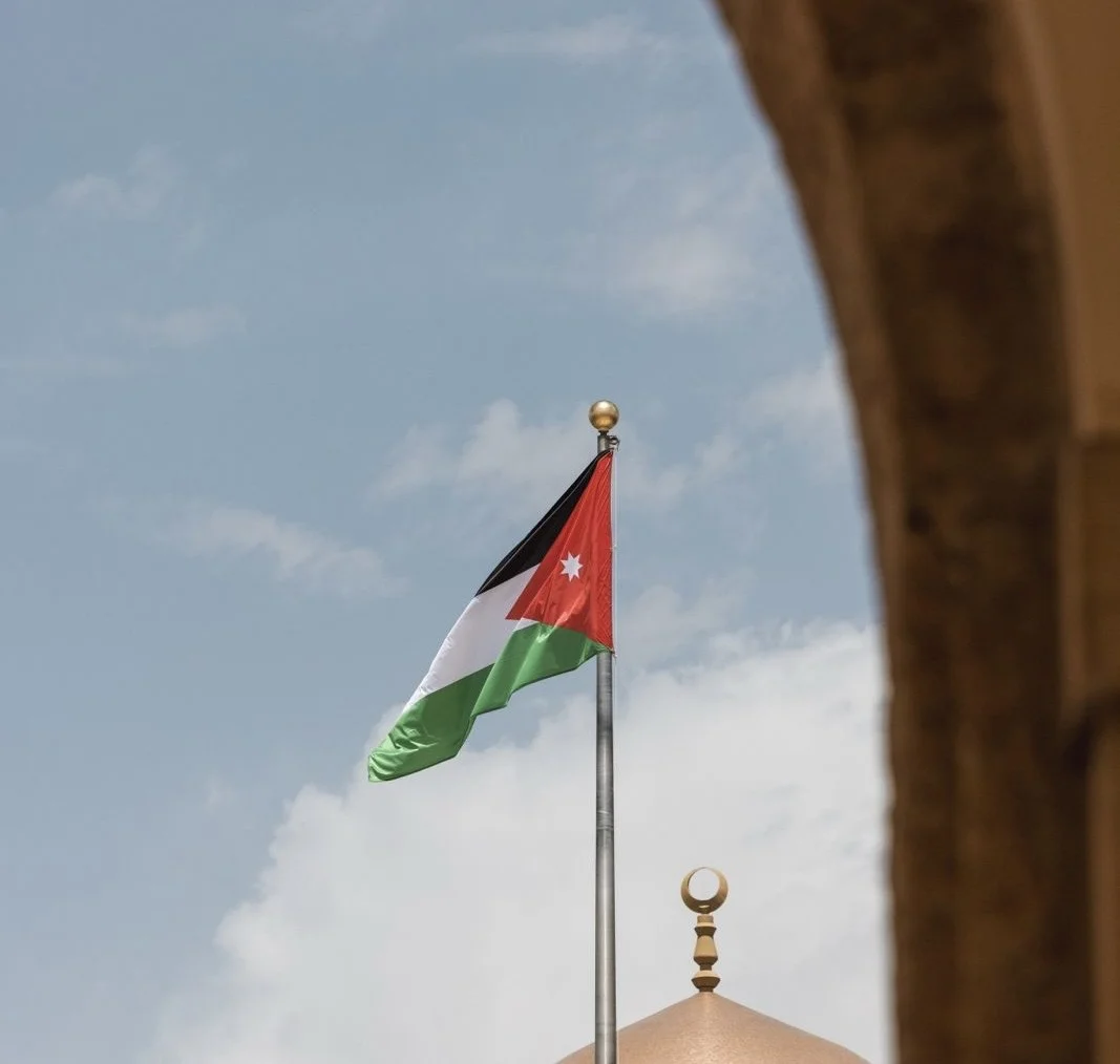 وحدة الجرائم الإلكترونية تستدعي سيدة أساءت ليوم العلم وتباشر التحقيق معها قانونياً