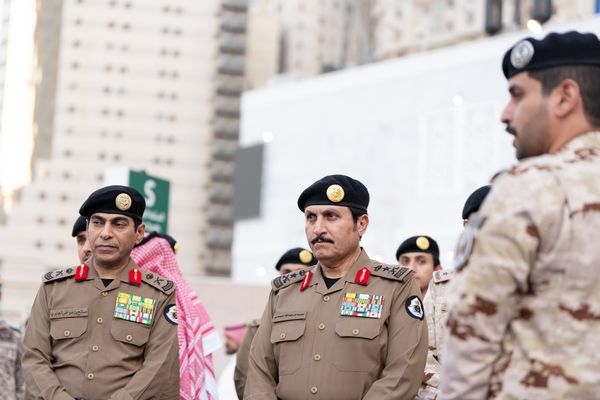 مدير الأمن العام يتفقّد جاهزية الخطط الأمنية والمرورية لموسم عمرة 1447 هـ