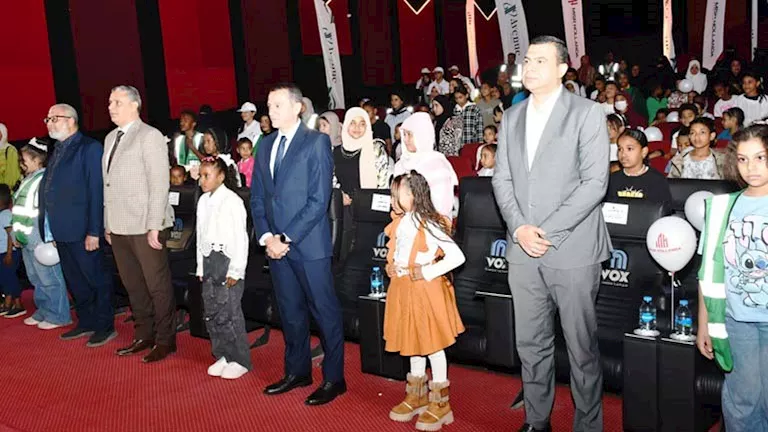 بالصور- محافظ أسوان يشارك 200 طفل في الاحتفال بيوم اليتيم